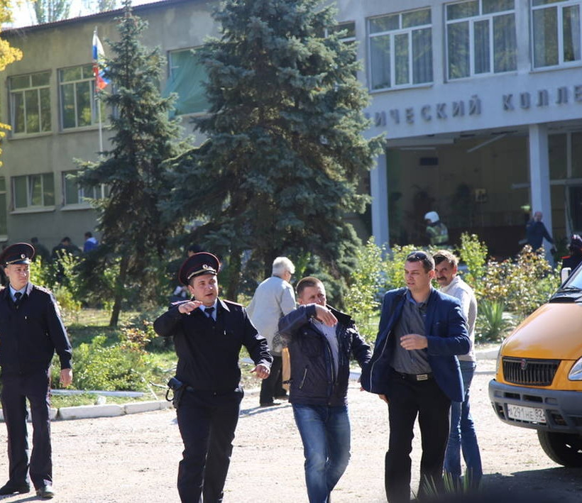 Επίθεση Κριμαία: Καταιγισμός πυροβολισμών, εκρήξεις και διαμελισμένα σώματα – Στους 17 οι νεκροί