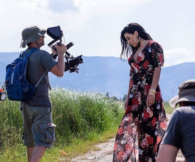 Ιουλία Καλλιμάνη: Μετά το The Voice βάζει «φωτιές» και όχι μόνο