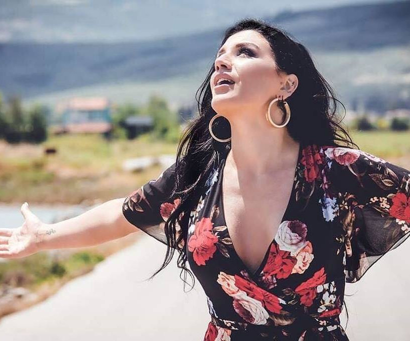 Ιουλία Καλλιμάνη: Μετά το The Voice βάζει «φωτιές» και όχι μόνο