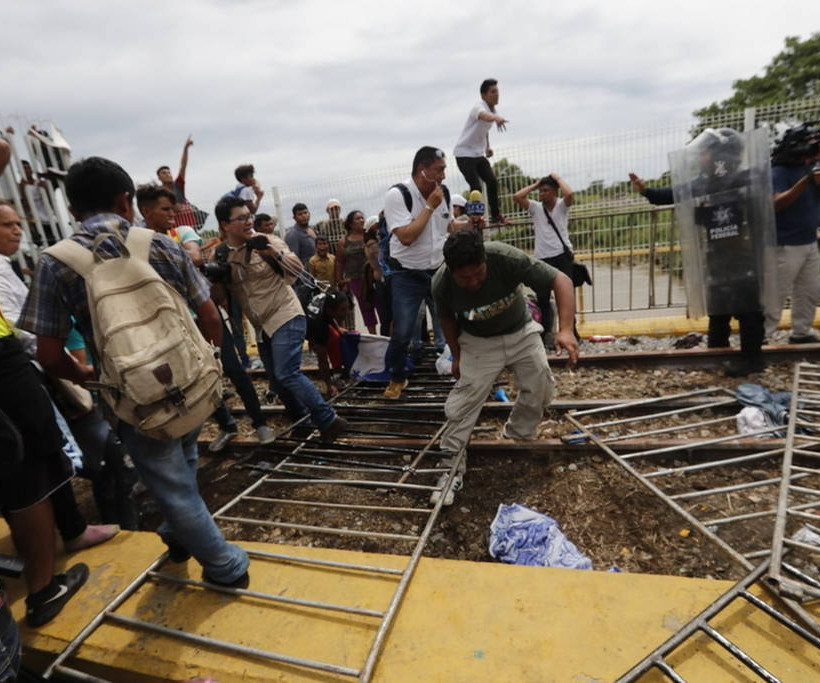 «Ντου» εκατοντάδων μεταναστών - Διέλυσαν τον συνοριακό φράχτη ασφαλείας στο Μεξικό (Pics+Vid)