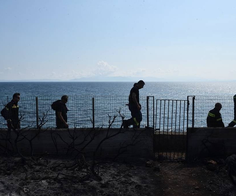 Φωτιά Μάτι - Σοκάρουν οι καταθέσεις συγγενών θυμάτων: «Κολυμπούσα κρατώντας τον νεκρό πατέρα μου»