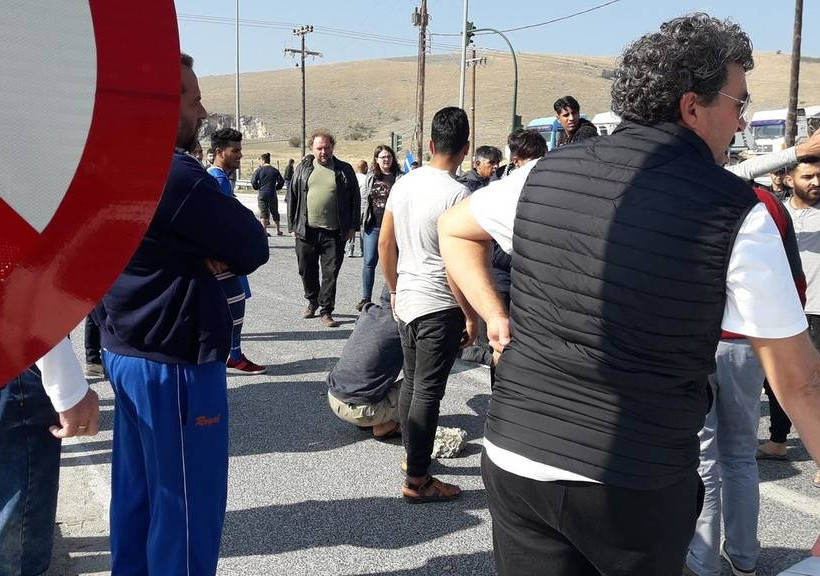 Χαμός στο δρόμο Λάρισας – Τρικάλων: Πρόσφυγες απέκλεισαν το δρόμο - Πέταξαν πέτρες σε οδηγούς