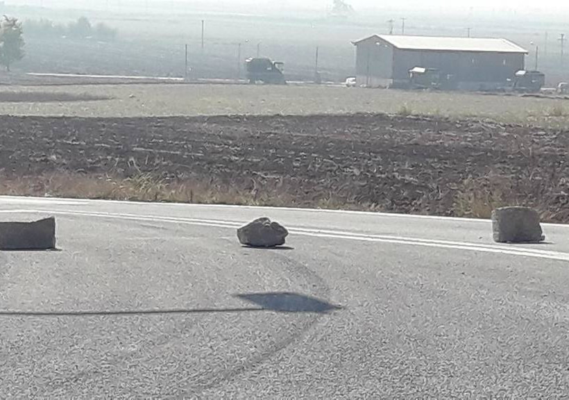Χαμός στο δρόμο Λάρισας – Τρικάλων: Πρόσφυγες απέκλεισαν το δρόμο - Πέταξαν πέτρες σε οδηγούς