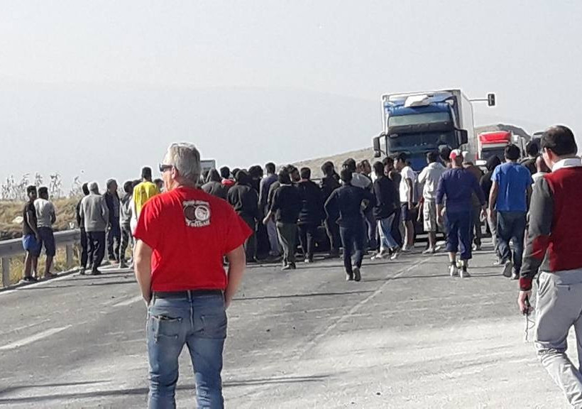 Χαμός στο δρόμο Λάρισας – Τρικάλων: Πρόσφυγες απέκλεισαν το δρόμο - Πέταξαν πέτρες σε οδηγούς