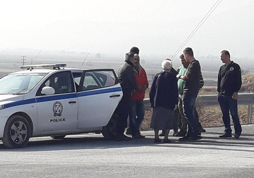 Χαμός στο δρόμο Λάρισας – Τρικάλων: Πρόσφυγες απέκλεισαν το δρόμο - Πέταξαν πέτρες σε οδηγούς