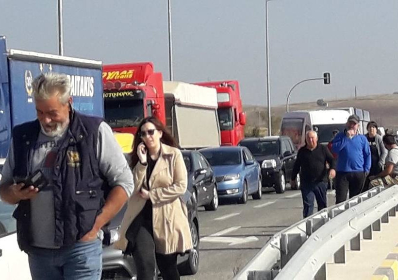 Χαμός στο δρόμο Λάρισας – Τρικάλων: Πρόσφυγες απέκλεισαν το δρόμο - Πέταξαν πέτρες σε οδηγούς