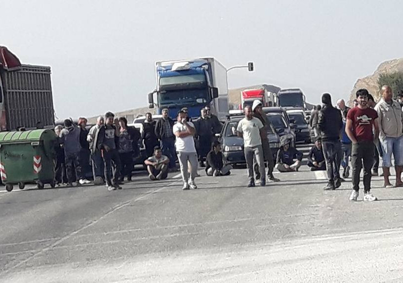 Χαμός στο δρόμο Λάρισας – Τρικάλων: Πρόσφυγες απέκλεισαν το δρόμο - Πέταξαν πέτρες σε οδηγούς
