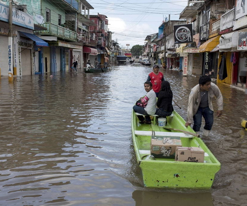 Ο τυφώνας Ουίλα σαρώνει το Μεξικό: Συγκλονιστικές εικόνες (pics+vid)