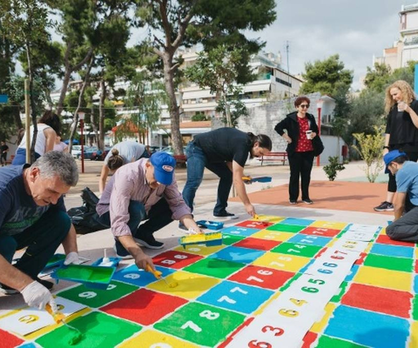 Οι εθελοντές της ΜΕΛΙΣΣΑ ΚΙΚΙΖΑΣ δίπλα στα παιδιά του  Πρότυπου Εθνικού Νηπιοτροφείου Καλλιθέας