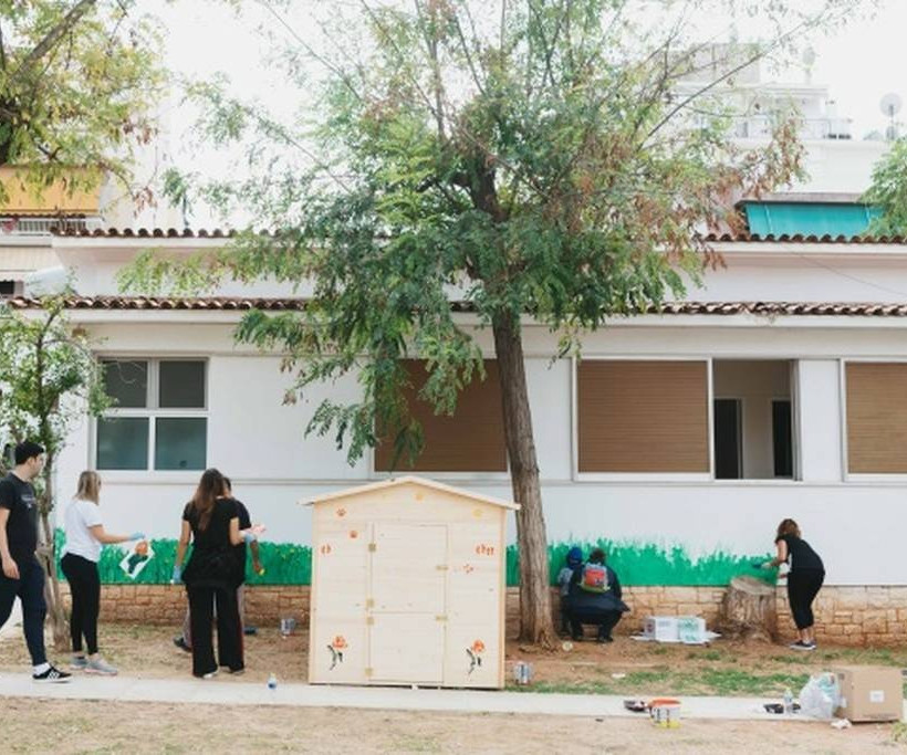 Οι εθελοντές της ΜΕΛΙΣΣΑ ΚΙΚΙΖΑΣ δίπλα στα παιδιά του  Πρότυπου Εθνικού Νηπιοτροφείου Καλλιθέας