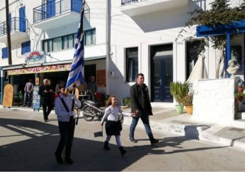 Νάξος: Η συγκινητική παρέλαση δύο μικρών μαθητών στον Απόλλωνα (vid+pics)