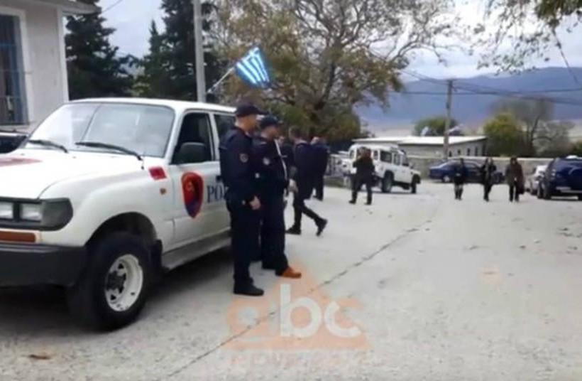 Αργυρόκαστρο: Ομογενής ύψωσε την ελληνική σημαία, την κατέβασαν και άνοιξε πυρ