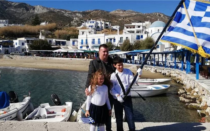 Νάξος: Η συγκινητική παρέλαση δύο μικρών μαθητών στον Απόλλωνα (vid+pics)