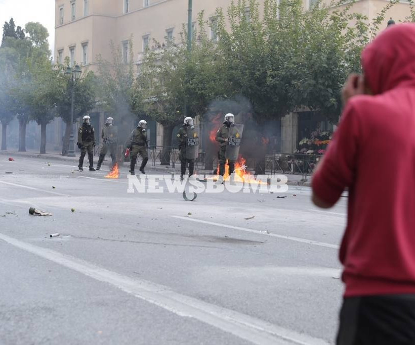 «Πεδίο μάχης» το κέντρο της Αθήνας: Πέτρες και μολότωφ σε Πολυτεχνείο και Σύνταγμα (pics)