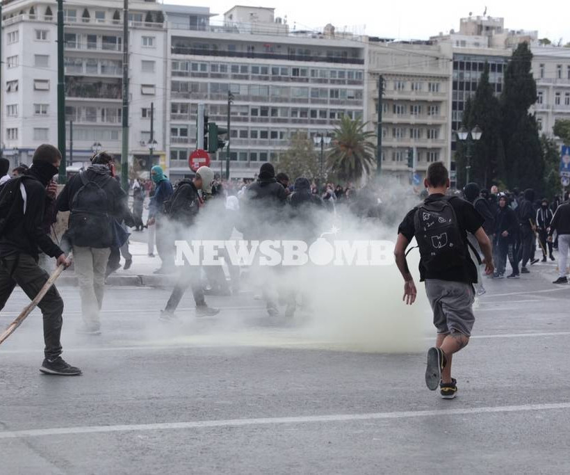 «Πεδίο μάχης» το κέντρο της Αθήνας: Πέτρες και μολότωφ σε Πολυτεχνείο και Σύνταγμα (pics)