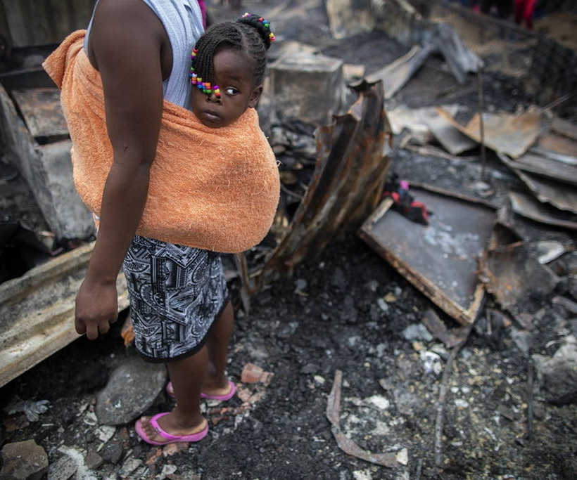 Τραγωδία στη Νότια Αφρική: Ένα μωρό και μια έγκυος ανάμεσα στους νεκρούς της τεράστιας πυρκαγιάς 