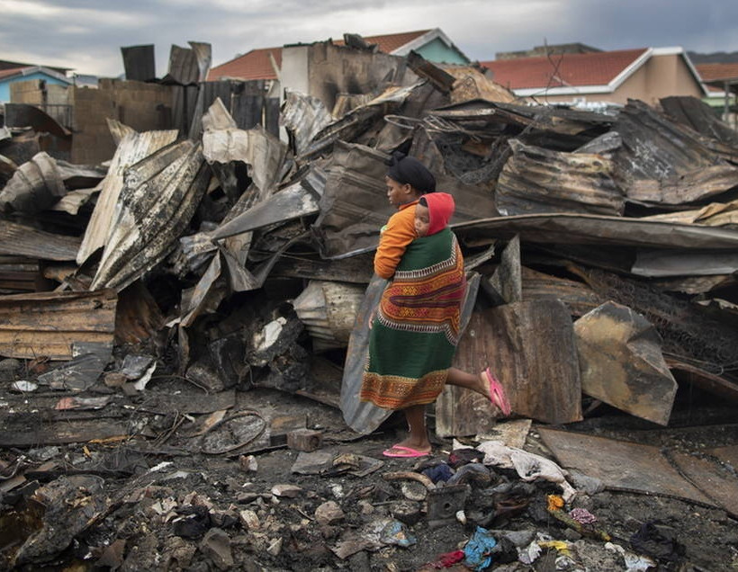 Τραγωδία στη Νότια Αφρική: Ένα μωρό και μια έγκυος ανάμεσα στους νεκρούς της τεράστιας πυρκαγιάς 