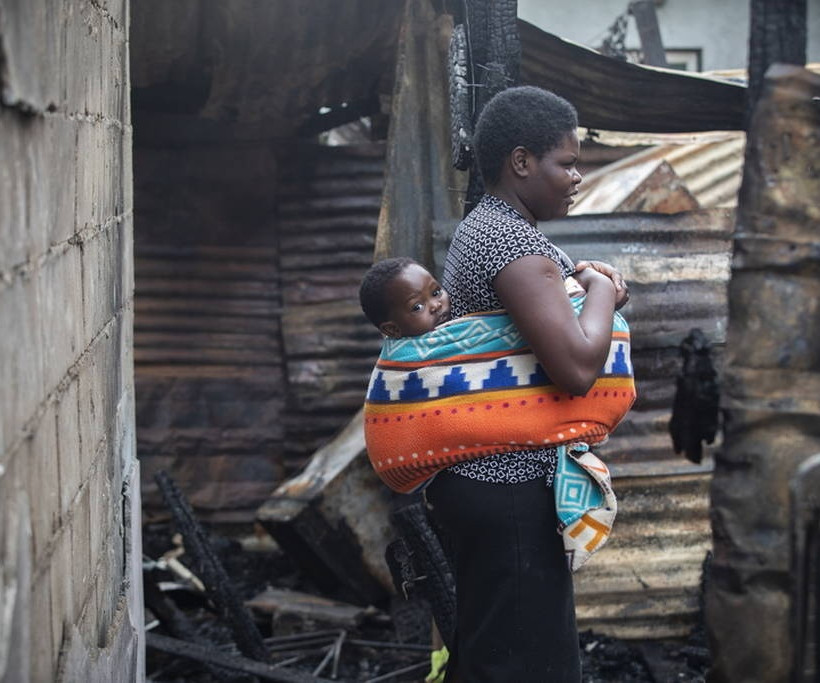 Τραγωδία στη Νότια Αφρική: Ένα μωρό και μια έγκυος ανάμεσα στους νεκρούς της τεράστιας πυρκαγιάς 