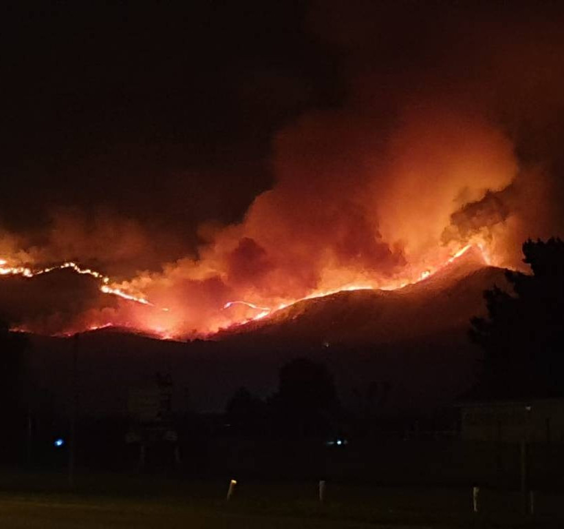 Τραγωδία στη Νότια Αφρική: Ένα μωρό και μια έγκυος ανάμεσα στους νεκρούς της τεράστιας πυρκαγιάς 