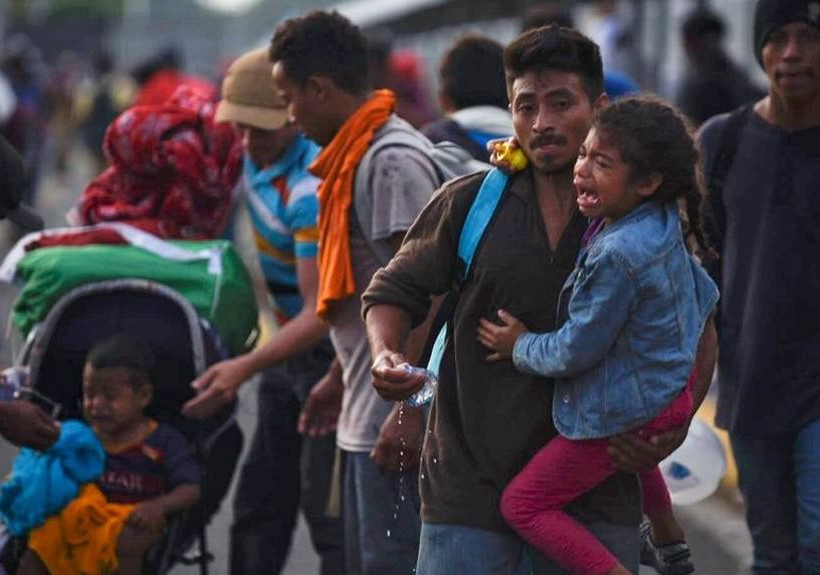 Τραμπ για καραβάνι μεταναστών: «Εισβολή στη χώρα μας, ο στρατός σάς περιμένει»