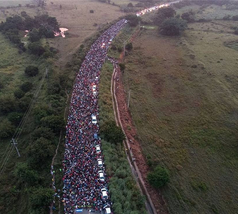Τραμπ για καραβάνι μεταναστών: «Εισβολή στη χώρα μας, ο στρατός σάς περιμένει»