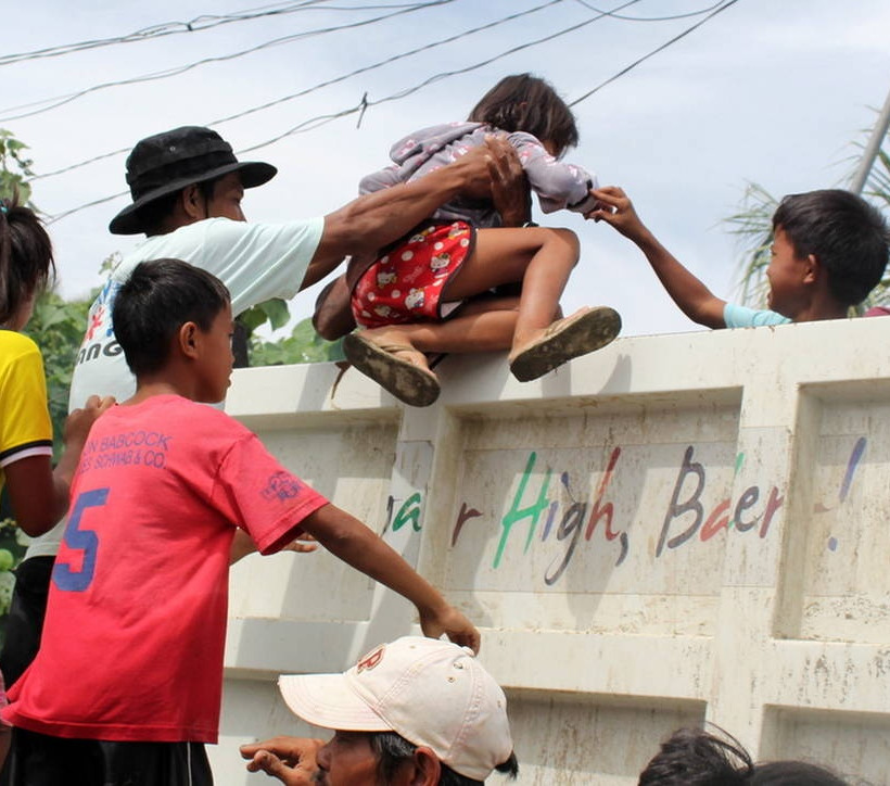 Ο τυφώνας Γιούτου σάρωσε τις Φιλιππίνες: Χιλιάδες άνθρωποι εγκατέλειψαν τα σπίτια τους (pics+vid)