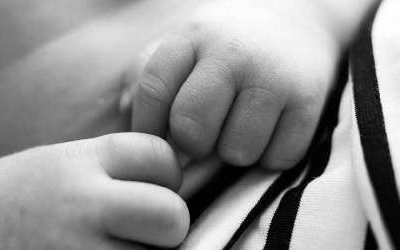 Ανατριχιστικές αποκαλύψεις για την κακοποίηση βρέφους από τον πατέρα του στη Λαμία 