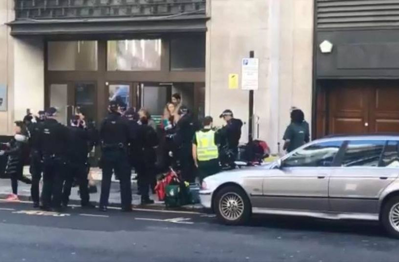 Πανικός στα κεντρικά γραφεία της Sony Music στο Λονδίνο: Άνδρας σε αμόκ μαχαίρωσε δύο άτομα