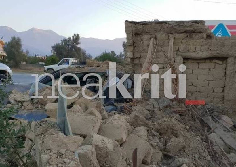 Ηράκλειο: Φρικτό δυστύχημα στο Τυμπάκι - Αυτοκίνητο έπεσε πάνω σε σπίτι - Σοκαριστικές ιεικόνες