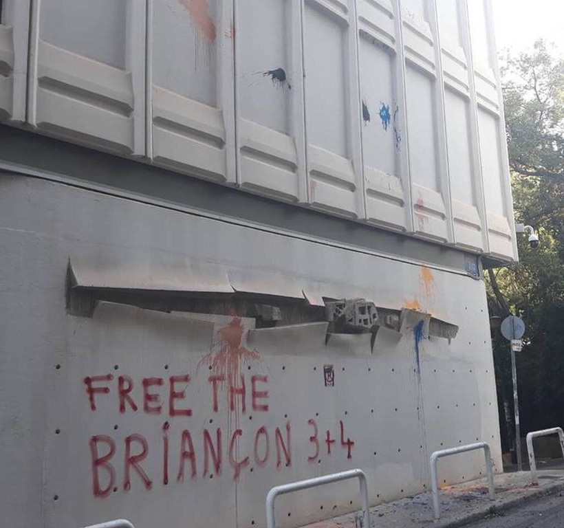 Επίθεση με μπογιές στο Γαλλικό Ινστιτούτο (pic+vid)