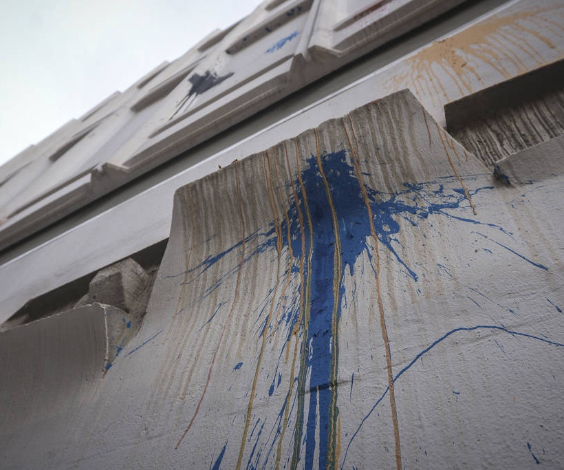 Επίθεση με μπογιές στο Γαλλικό Ινστιτούτο (pic+vid)