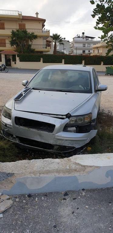 Ηράκλειο: Ανήλικοι πήραν κρυφά αυτοκίνητο και έπεσαν σε τοίχο σχολείου! (pics)