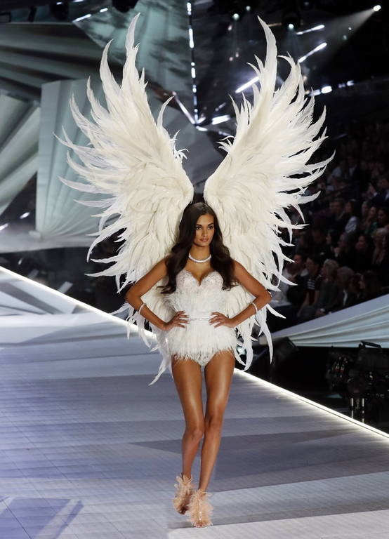 Ναι, ήρθε πάλι αυτή η ώρα... Τα αγγελάκια της Victoria's Secret έβαλαν «φωτιά» στην πασαρέλα