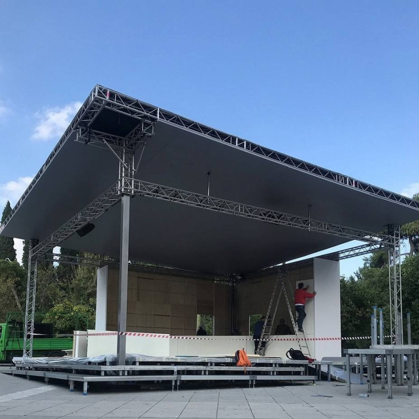 Οι εργασίες κατασκευής στο περίπτερο του ΟΠΑΠ, στο Χωριό των Χορηγών