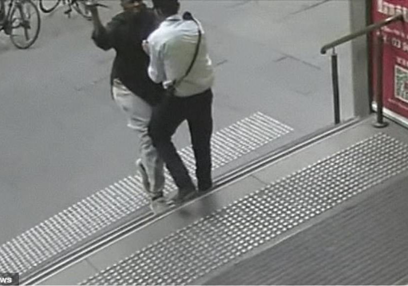 Βίντεο που «παγώνει» το αίμα: O τζιχαντιστής της Μελβούρνης καρφώνει με μαχαίρι θύμα στο λαιμό