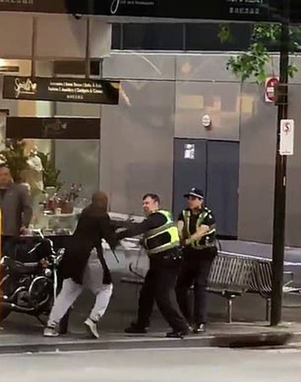 Βίντεο που «παγώνει» το αίμα: O τζιχαντιστής της Μελβούρνης καρφώνει με μαχαίρι θύμα στο λαιμό