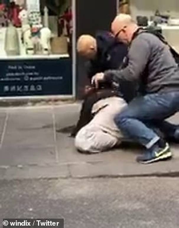 Βίντεο που «παγώνει» το αίμα: O τζιχαντιστής της Μελβούρνης καρφώνει με μαχαίρι θύμα στο λαιμό