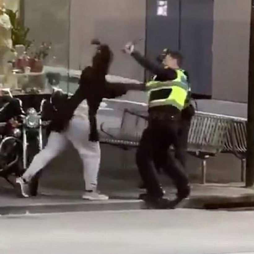 Βίντεο που «παγώνει» το αίμα: O τζιχαντιστής της Μελβούρνης καρφώνει με μαχαίρι θύμα στο λαιμό