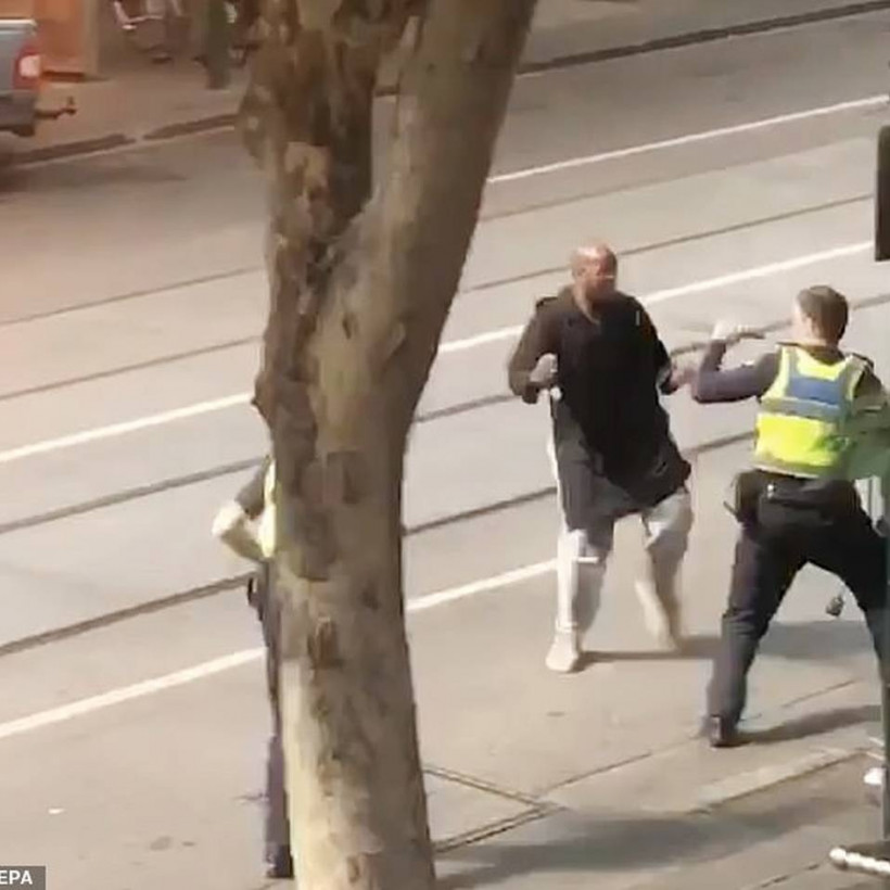 Βίντεο που «παγώνει» το αίμα: O τζιχαντιστής της Μελβούρνης καρφώνει με μαχαίρι θύμα στο λαιμό