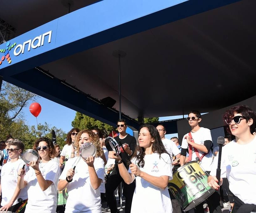 Οι τυμπανιστές δίνουν τον ρυθμό στο περίπτερο του ΟΠΑΠ