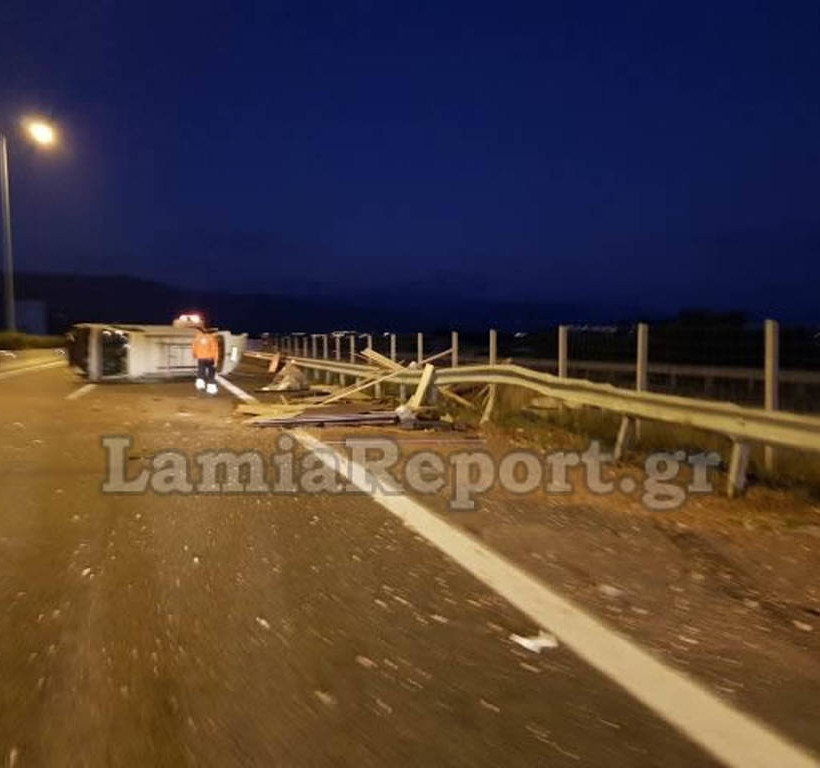 Σοβαρό τροχαίο στη Ε.Ο. Λαμίας - Θεσσαλονίκης: Τούμπαρε βανάκι - Είχε άγιο ο οδηγός (pics)