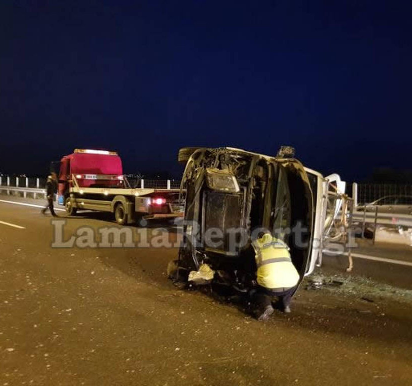 Σοβαρό τροχαίο στη Ε.Ο. Λαμίας - Θεσσαλονίκης: Τούμπαρε βανάκι - Είχε άγιο ο οδηγός (pics)