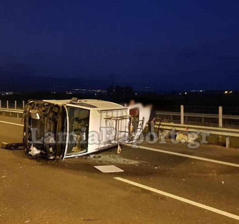 Σοβαρό τροχαίο στη Ε.Ο. Λαμίας - Θεσσαλονίκης: Τούμπαρε βανάκι - Είχε άγιο ο οδηγός (pics)