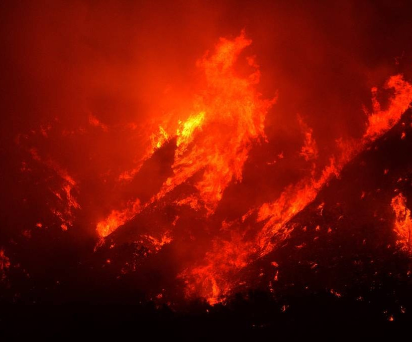 Φρίκη δίχως τέλος: Ανεξέλεγκτες οι φονικές πυρκαγιές στην Καλιφόρνια – Στους 44 οι νεκροί (Vids)