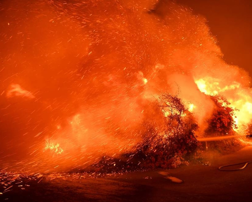 Φρίκη δίχως τέλος: Ανεξέλεγκτες οι φονικές πυρκαγιές στην Καλιφόρνια – Στους 44 οι νεκροί (Vids)