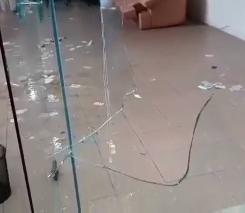 Πάτρα: Αντιεξουσιαστές επιτέθηκαν σε στέκι Κυπρίων φοιτητών στην πλατεία Νόρμαν (pic)