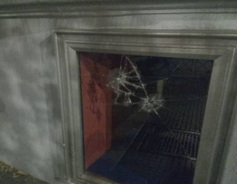 Πολυτεχνείο: Έκαψαν την αμερικανική σημαία και έσπασαν βιτρίνες στη Θεσσαλονίκη (vids+pics)