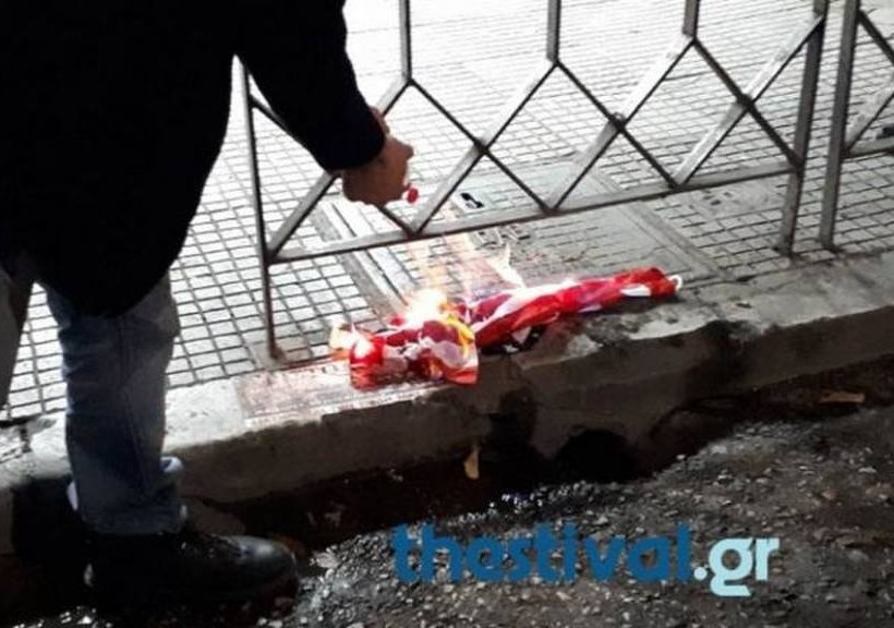 Πολυτεχνείο: Έκαψαν την αμερικανική σημαία και έσπασαν βιτρίνες στη Θεσσαλονίκη (vids+pics)