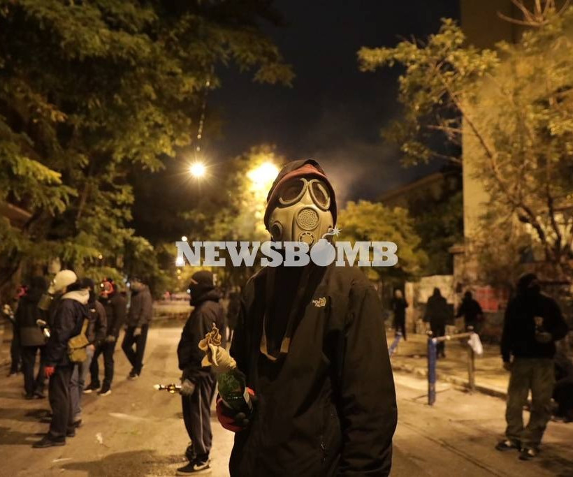 Πολυτεχνείο: Πεδίο μάχης τα Εξάρχεια – Βροχή οι μολότοφ και τα χημικά (pics)
