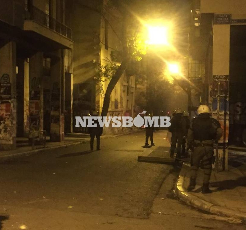 Πολυτεχνείο: Πεδίο μάχης τα Εξάρχεια – Βροχή οι μολότοφ και τα χημικά (pics)
